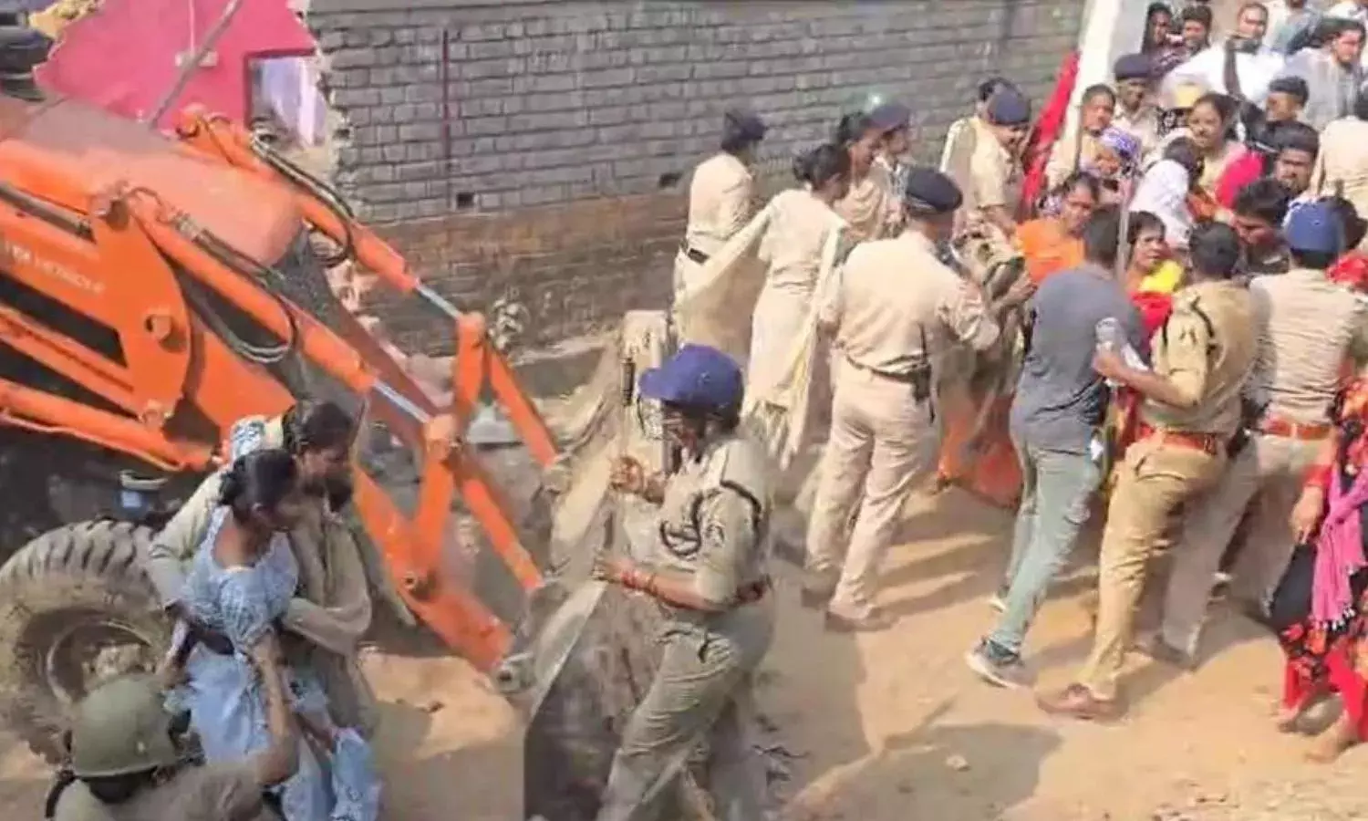 विरोध के बाद भी घरों पर चला निगम का बुलडोजर, भारी पुलिस बल तैनात