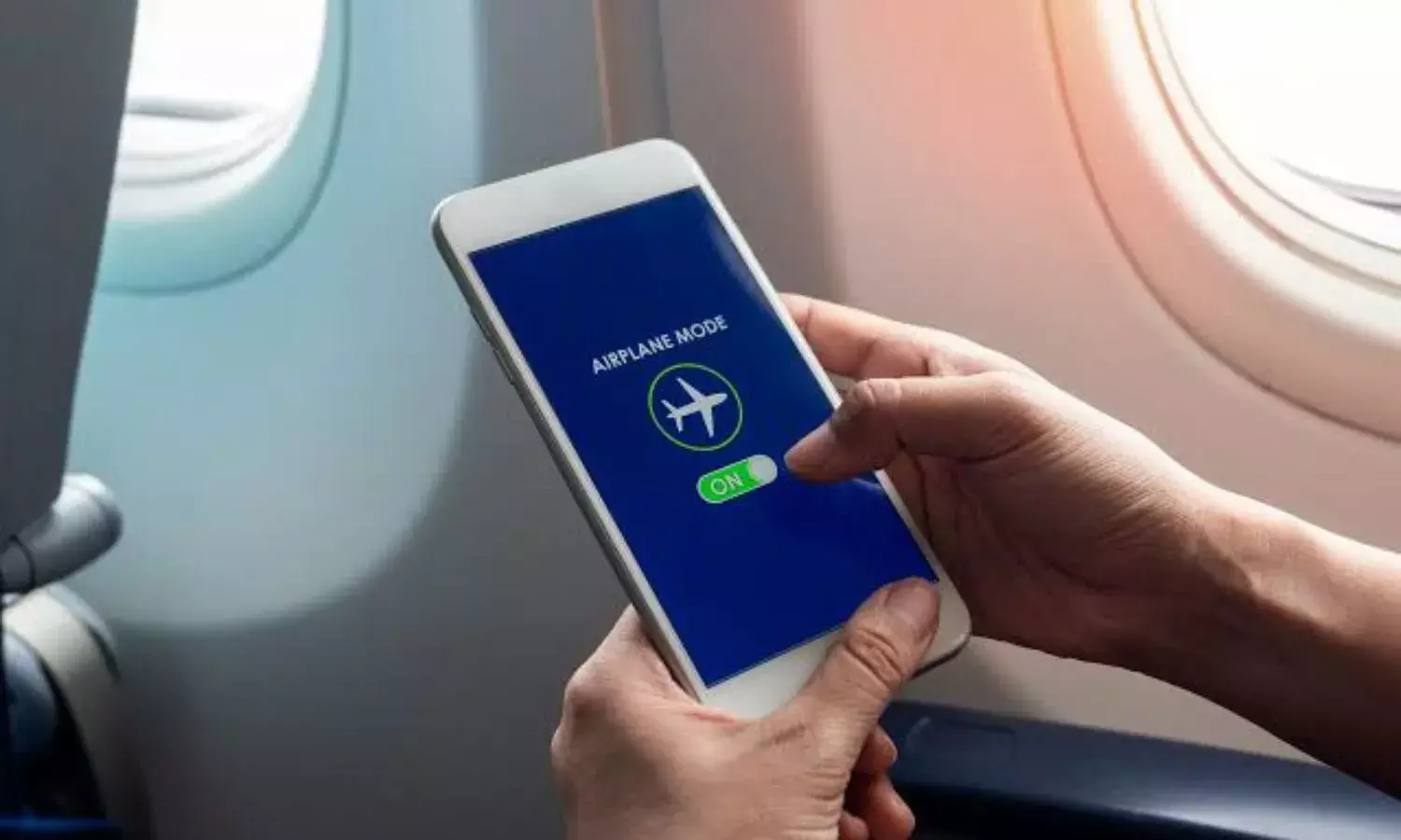 क्या आपने सोचा है कभी, प्लेन के टेकऑफ़ से पहले क्यों एयरप्लेन मोड पर रखना होता है फोन