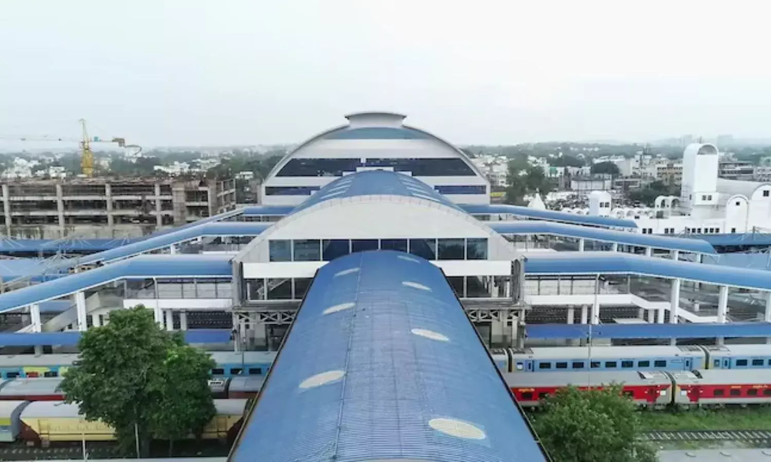 मध्य प्रदेश में ट्रेन यात्रा हुई महंगी, रेलवे ने बढ़ाए व्हीलचेयर, ट्रॉली सेवा और कुलियों के चार्ज