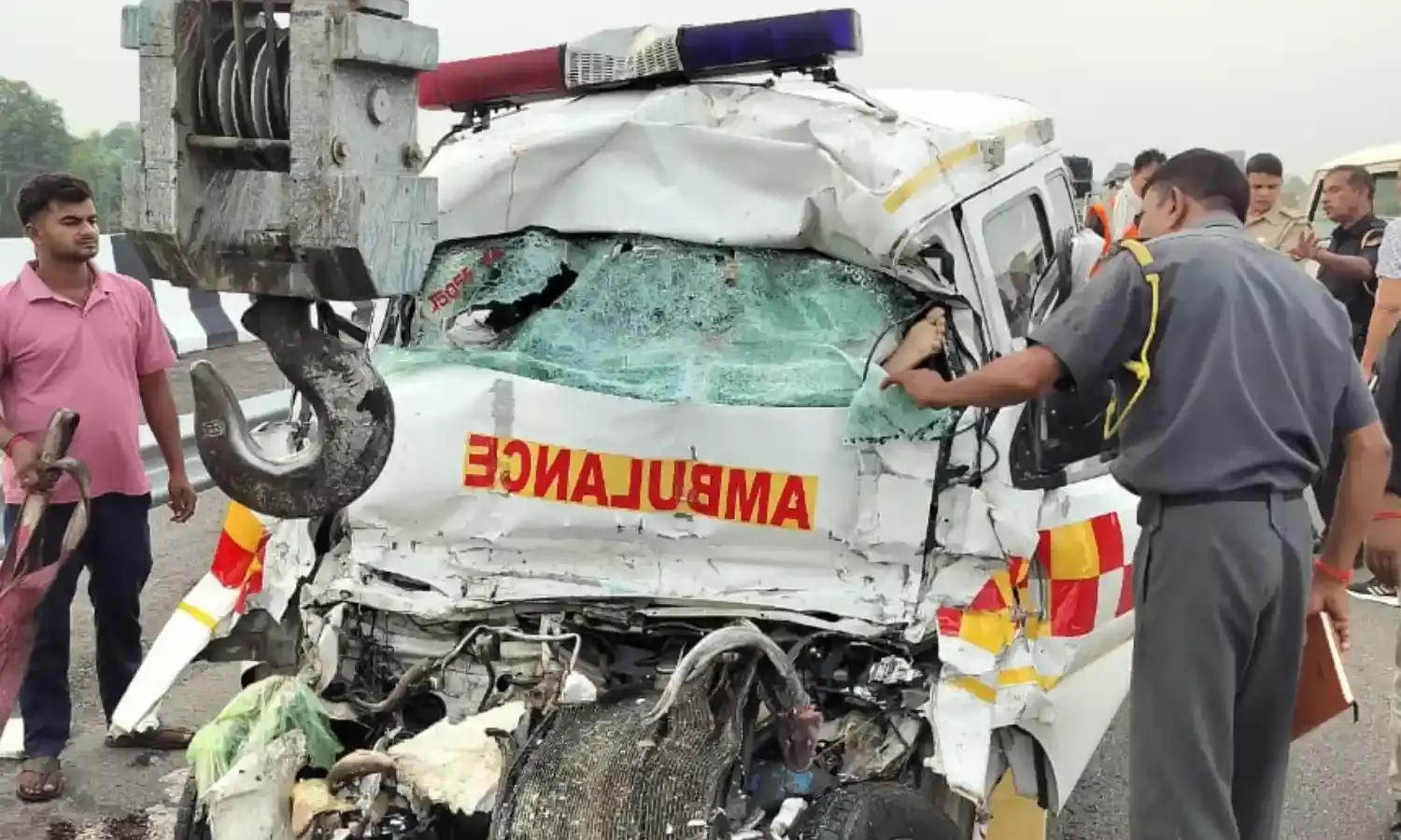 पूर्वांचल एक्सप्रेस वे पर हादसा,  एंबुलेंस और पिकअप की टक्कर 5 की मौत