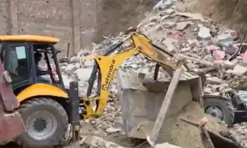 सिद्ध बाबा मंदिर के पास टीला खिसका, मकान धराशाही, बचाव कार्य में लगा प्रशासन