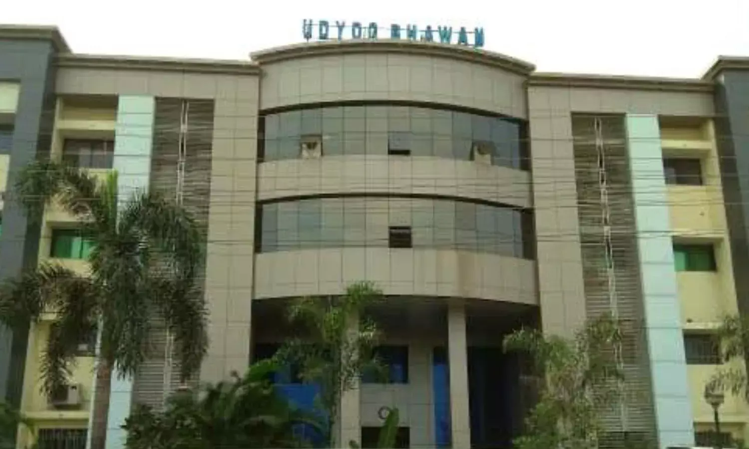 तबादले के 20 दिन बाद भी कुर्सी नहीं छोड़ रहे हैं उद्योग सहायक संचालक