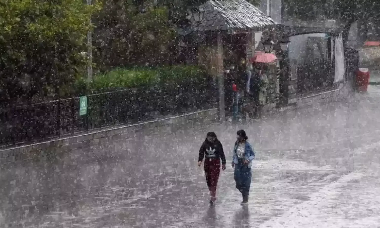 दिल्ली के लोगों को गर्मी से मिली राहत, बिजली गिरने से महाराष्ट्र में 8 और मध्य प्रदेश में एक की मौत