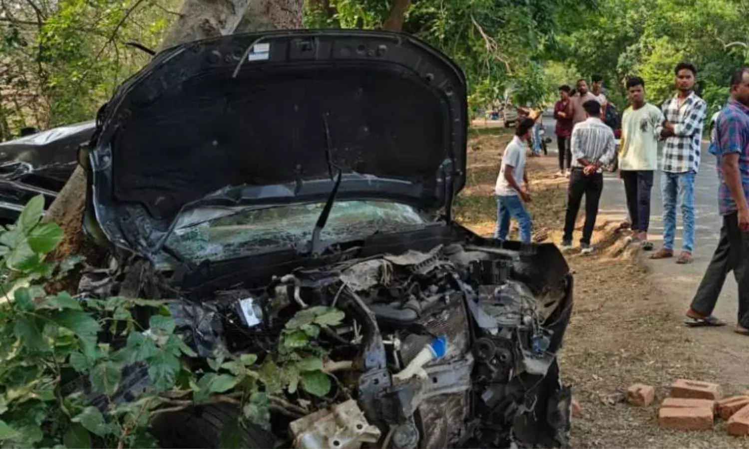 बाइक और कार की भीषण टक्कर, युवती समेत चार लोगों की दर्दनाक मौत