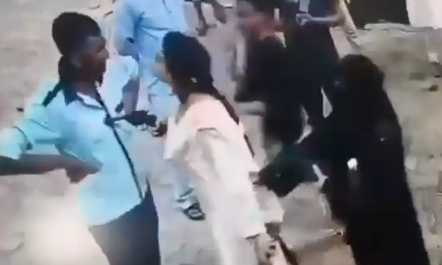 मामूली विवाद पर महिला ने पेट्रोल पंप कर्मचारी के ऊपर तानी रिवॉल्वर, कहा - इतनी गोली मारूंगी... मामूली विवाद पर महिला ने पेट्रोल पंप कर्मचारी के ऊपर तानी रिवॉल्वर, कहा - इतनी गोली मारूंगी...