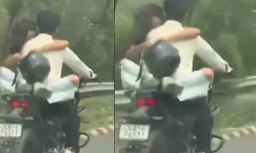 सड़क पर बाइक चलाते हुए हो रही थी इश्कबाजी, ट्रेफिक पुलिस ने काट दिया 53500 रुपए का चालान