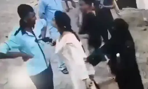 मामूली विवाद पर महिला ने पेट्रोल पंप कर्मचारी के ऊपर तानी रिवॉल्वर, कहा - इतनी गोली मारूंगी...