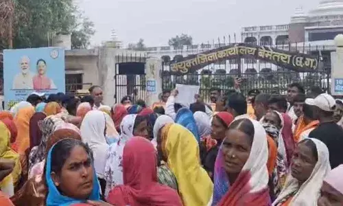 लड़की के परिजनों पर हत्या का आरोप, गुस्साए ग्रामीणों ने घेरा कलेक्ट्रेट