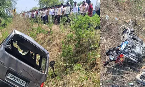 महोबा में भीषण सड़क हादसा, बाइक और कार की सामने से भिड़त, पांच की मौत, 3 घायल महोबा में भीषण सड़क हादसा, बाइक और कार की सामने से भिड़त, पांच की मौत, 3 घायल