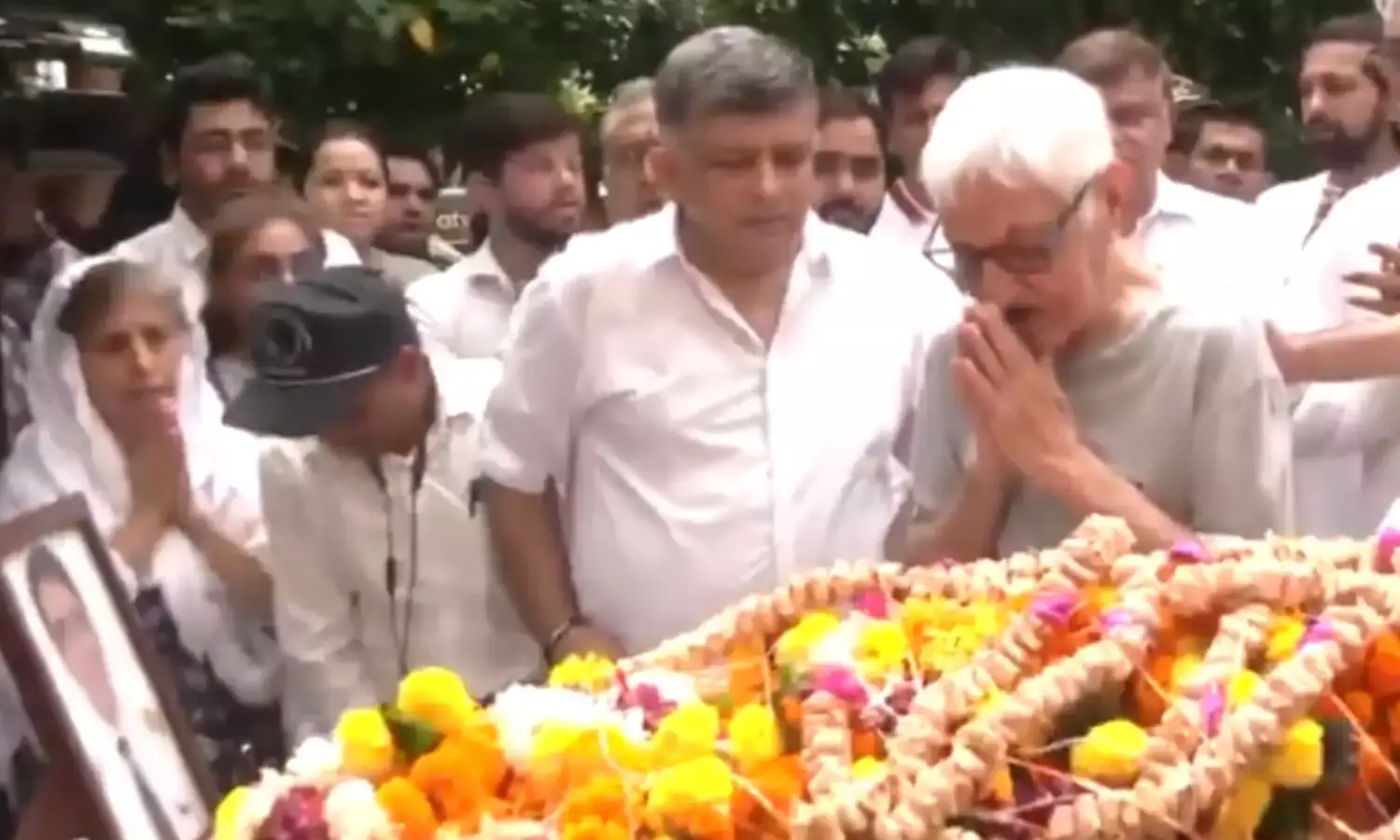 कैप्टन सुमित सभरवाल को भावभीनी श्रद्धांजलि, बेटे के पार्थिव शरीर को देख रो पड़े पिता