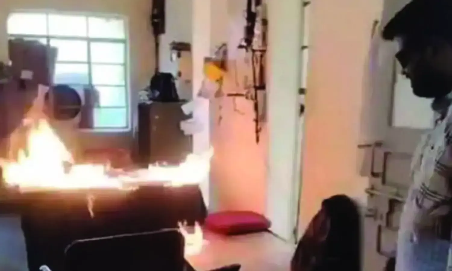 अमरावती में बिजली उपकेंद्र में पेट्रोल छिड़ककर लगाई आग... अमरावती में बिजली उपकेंद्र में पेट्रोल छिड़ककर लगाई आग...