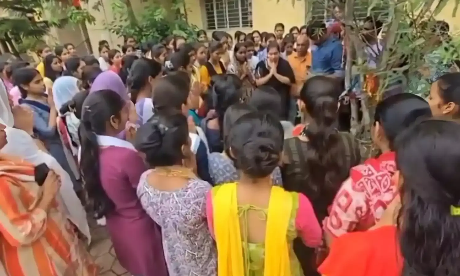 विरोध में हिंदू छात्राएं भूख हड़ताल पर बैठीं, भगवान शंकर की मूर्ति वापस स्थापित