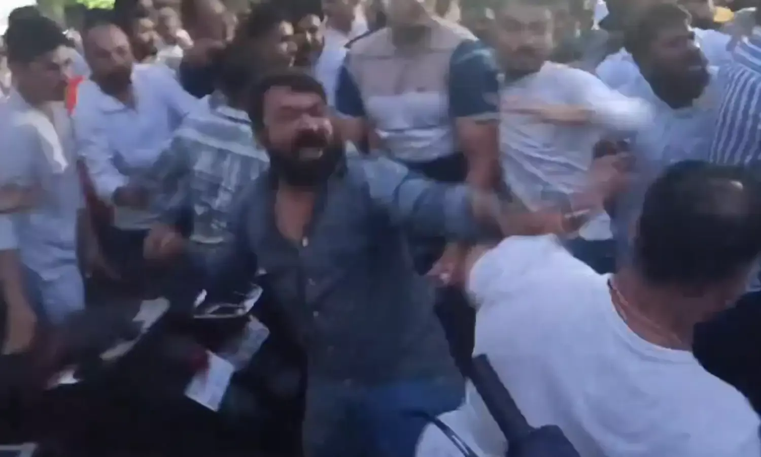 भोपाल में कांग्रेस कार्यकर्ताओं के बीच जमकर चले लात घूसे, वीडियो सोशल मीडिया पर वायरल भोपाल में कांग्रेस कार्यकर्ताओं के बीच जमकर चले लात घूसे, वीडियो सोशल मीडिया पर वायरल