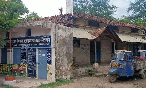 टूटी-फूटी टपकती छतों और दीवारों में दरारों वाले स्कूलों में हुई नए शिक्षा सत्र की शुरुआत…