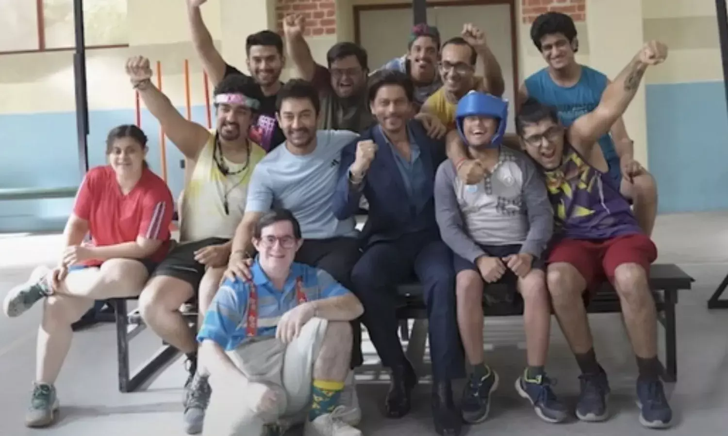 ‘सितारे जमीन पर’ के सेट पर पहुंचे शाहरुख खान, आमिर और कलाकारों के साथ की मस्ती; वीडियो हुआ वायरल