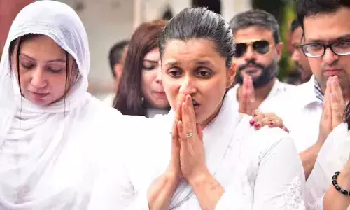 पिता के अंतिम संस्कार में मन्नारा चोपड़ा का बुरा हाल, प्रियंका और परिणीति के परिवार ने दी अंतिम विदाई