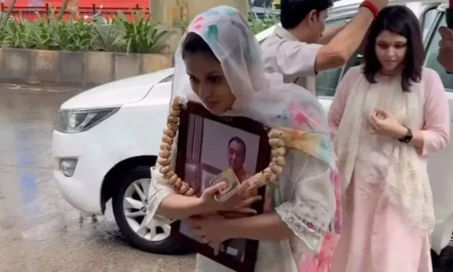 पिता की याद में भावुक हुई मन्नारा चोपड़ा; गुरुद्वारे में परिवार ने रखी प्रार्थना सभा पिता की याद में भावुक हुई मन्नारा चोपड़ा; गुरुद्वारे में परिवार ने रखी प्रार्थना सभा