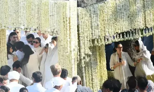 संजय कपूर के अंतिम संस्कार में भावुक हुई करिश्मा कपूर, करीना-सैफ भी रहे मौजूद