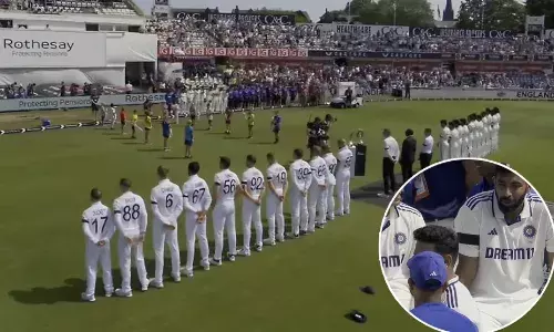 अहमदाबाद हादसे पर भावुक हुआ क्रिकेट मैदान, लीड्स टेस्ट में खिलाड़ियों ने बांधी काली पट्टी अहमदाबाद हादसे पर भावुक हुआ क्रिकेट मैदान, लीड्स टेस्ट में खिलाड़ियों ने बांधी काली पट्टी
