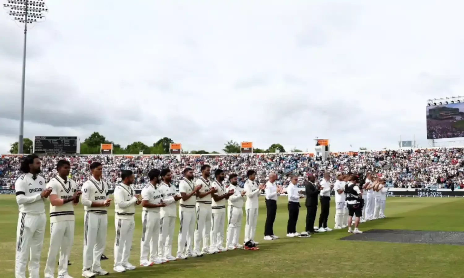 तीसरे दिन खिलाड़ियों ने क्यों पहनी ब्लैक आर्मबैंड? जानिए इसका असली कारण