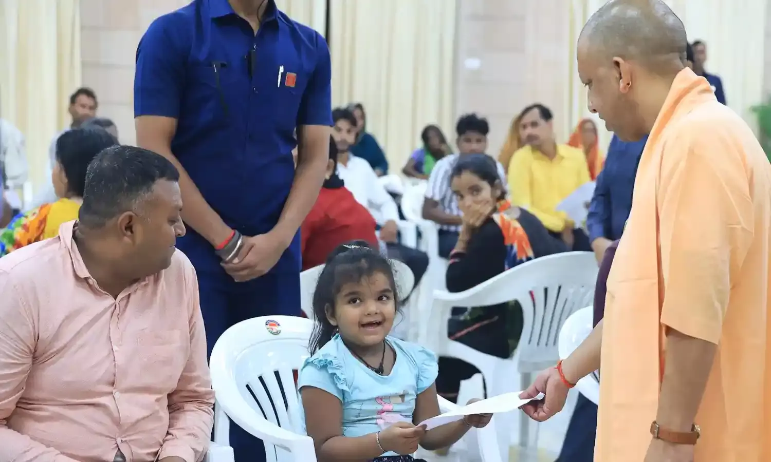 जनता दर्शन में नन्ही बच्ची के अंदाज को देख मुस्कुरा उठे सीएम योगी…