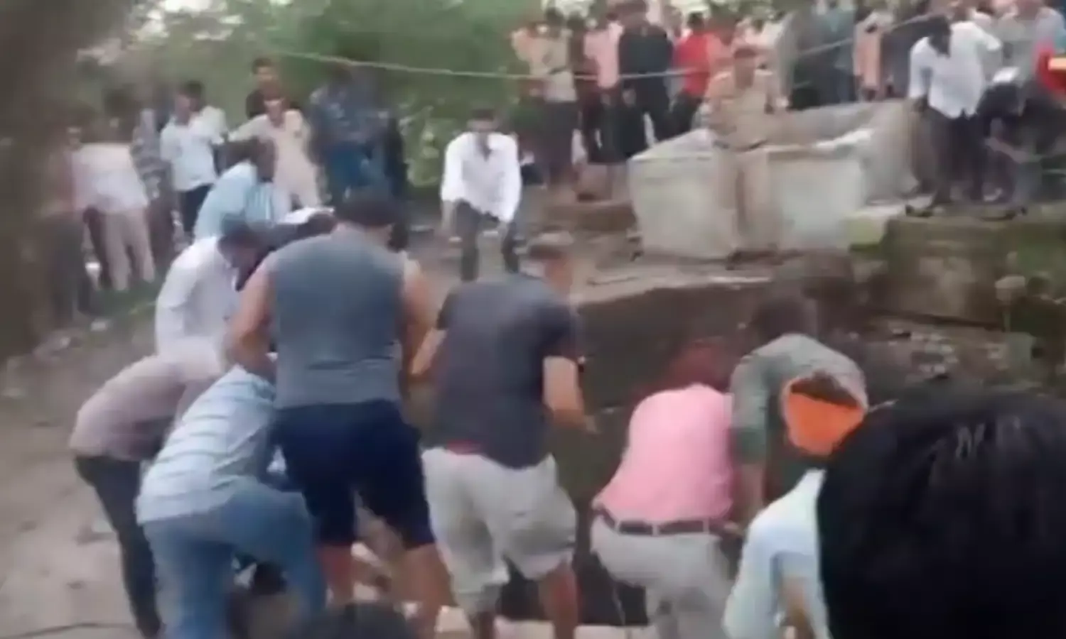गुना में मौत का कुआं, गाय को बचाने के दौरान 5 लोगों की मौत गुना में मौत का कुआं, गाय को बचाने के दौरान 5 लोगों की मौत