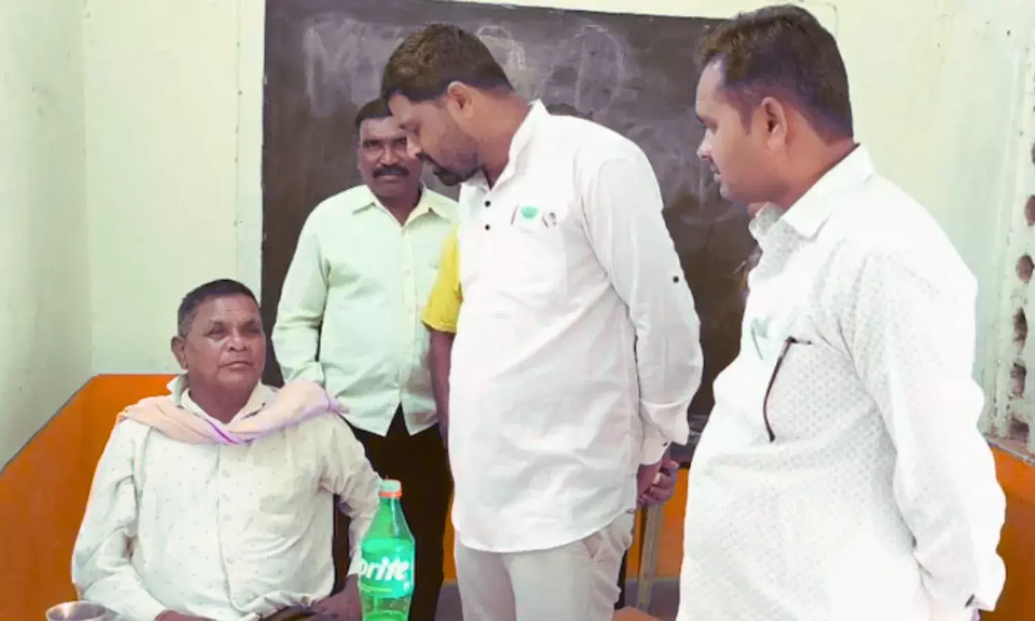 नशे में धुत मिले स्कूल के प्रधान पाठक, स्प्राइट की बोतल में छुपाकर लाया शराब