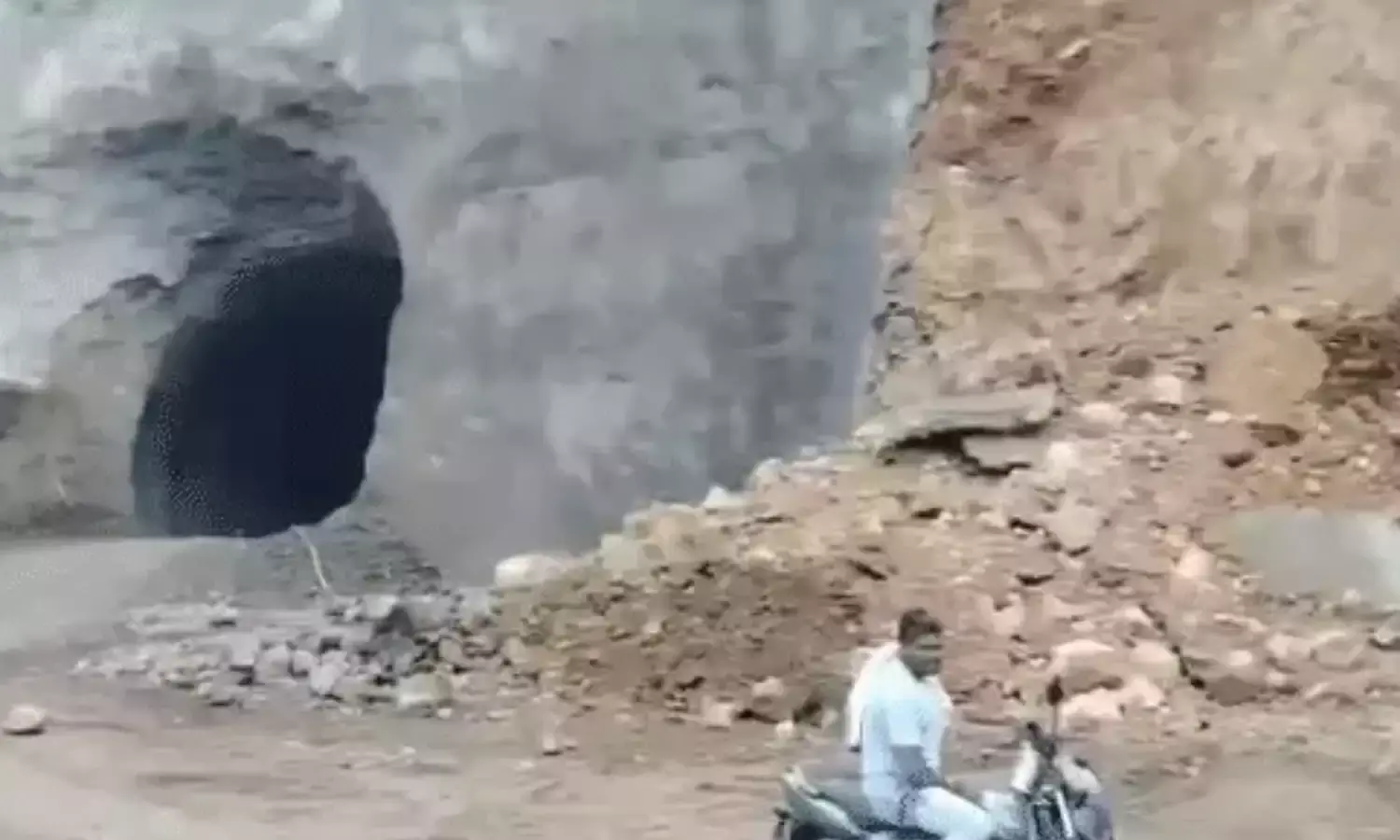 इंदौर - इच्छापुर नेशनल हाइवे पर हादसा, चोरल में निर्माणाधीन सुरंग का हिस्सा गिरने से दो मजदूर की मौत इंदौर - इच्छापुर नेशनल हाइवे पर हादसा, चोरल में निर्माणाधीन सुरंग का हिस्सा गिरने से दो मजदूर की मौत