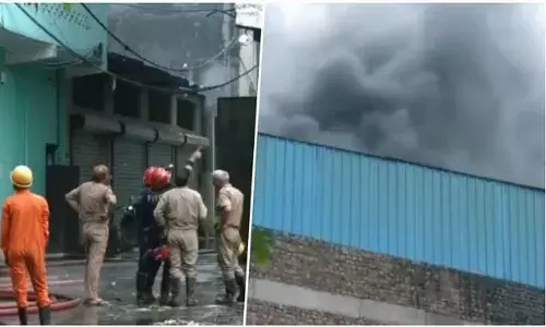 रिठाला मेट्रो स्टेशन के पास पॉलीथीन फैक्ट्री में आग, तीन लोगों की मौत, तलाशी अभियान जारी