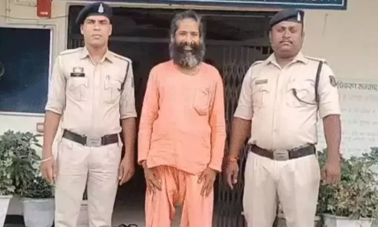 गोवा स्टाइल आश्रम से आपत्तिजनक चीजें बरामद, युवाओं को बनाया जा रहा निशाना गोवा स्टाइल आश्रम से आपत्तिजनक चीजें बरामद, युवाओं को बनाया जा रहा निशाना