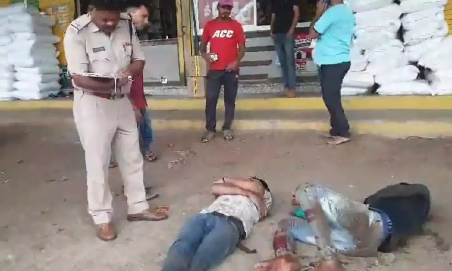 इंसान की जान से ज्यादा जरूरी कागजी कार्रवाई ! तड़पते रहे घायल फॉर्म भरने में जुटी पुलिस