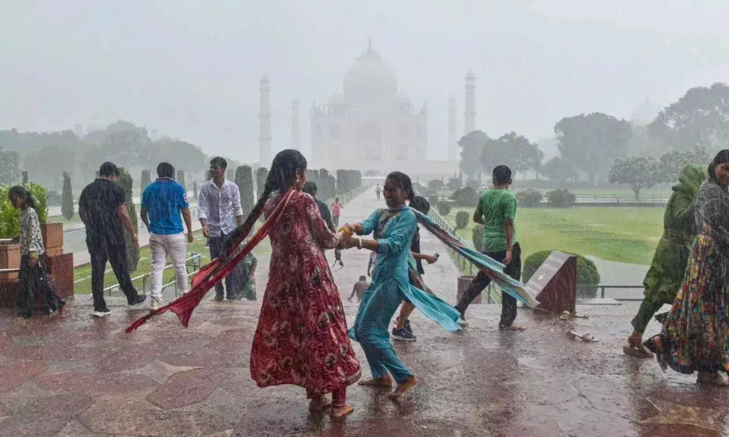 यूपी में भारी बारिश का अलर्ट, इन 40 जिलों में दिखेगा असर, गर्मी से मिलेगी राहत