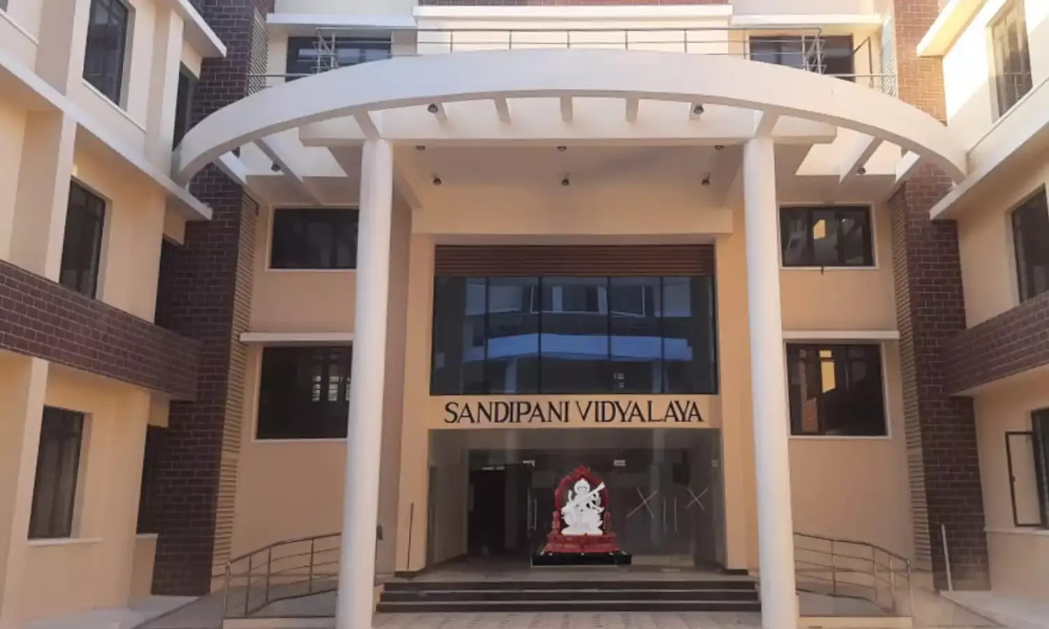 कई जगह एक भी शिक्षक नहीं...