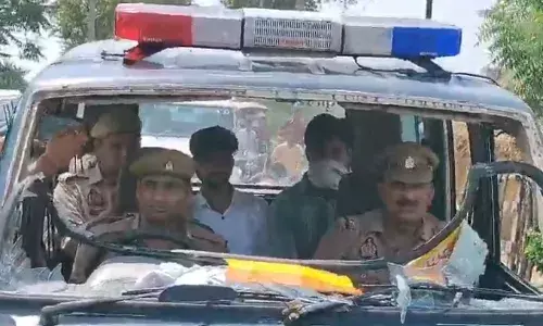 इटावा में बवाल, कथावाचक मामले में सड़क पर उतरी भीड़, पुलिस पर हमला