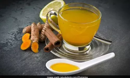 सिर्फ रील्स में ही नहीं सेहत के मामले में भी जबरदस्त है हल्दी वाला पानी, जान लीजिए इसके फायदे