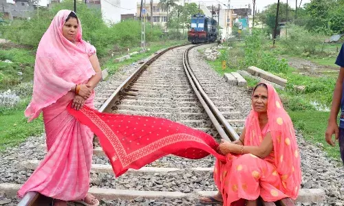 महिलाएं बैठी पटरी पर, खड़ा रहा एक घंटे तक ट्रेन का इंजन