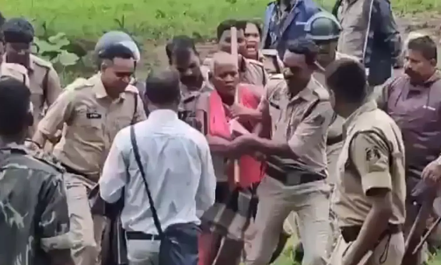 हसदेव के बाद अब महाजेनको के जंगल की हो रही कटाई, विरोध करने पर कई लोग गिरफ्तार