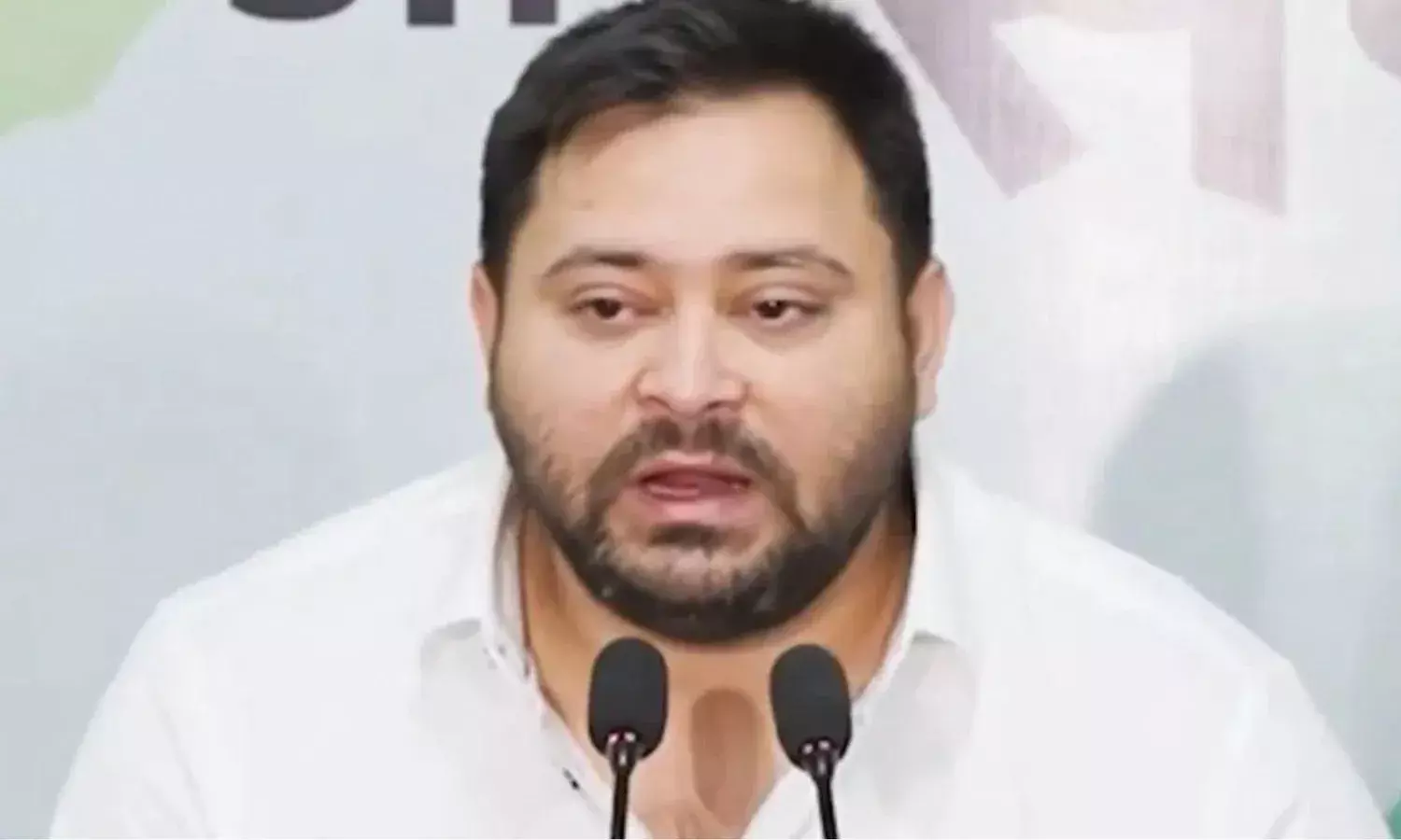 चुनाव आयोग पर गरजे तेजस्वी, बोले- यह लोकतंत्र नहीं, वोटरबंदी है