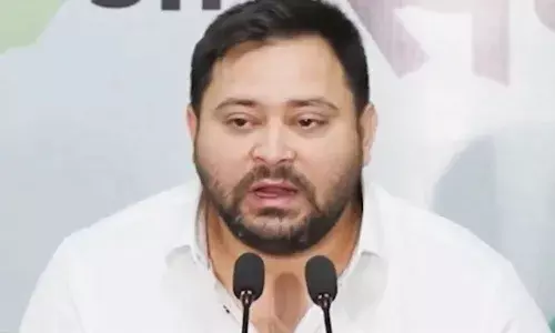 चुनाव आयोग पर गरजे तेजस्वी, बोले- यह लोकतंत्र नहीं, वोटरबंदी है