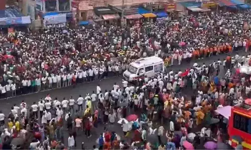 1500 स्वयंसेवकों ने बनाई एंबुलेंस के लिए राह, लाखों की भीड़ भी नहीं बनी बाधा