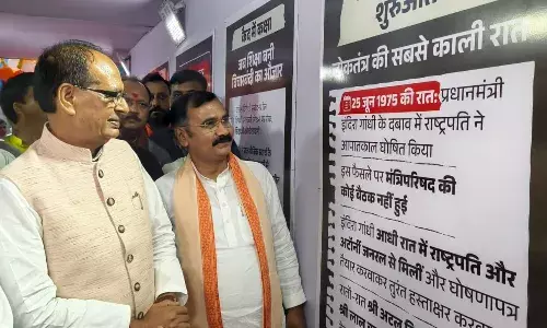 काशी में भारतीय लोकतंत्र का काला अध्याय प्रदर्शनी को केंद्रीय मंत्री ने निहारा