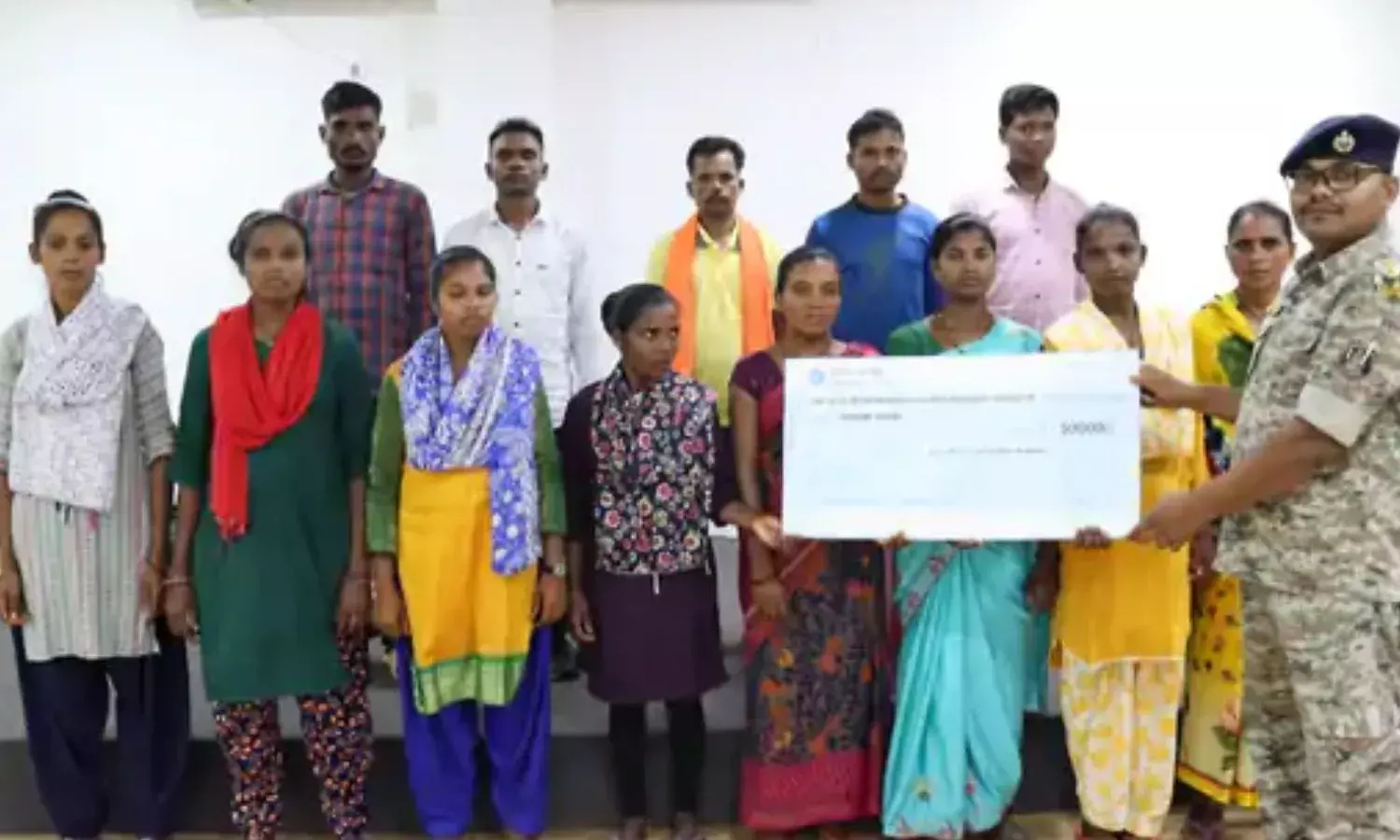 13 नक्सलियों ने किया सरेंडर, 23 लाख रुपए का था इनाम