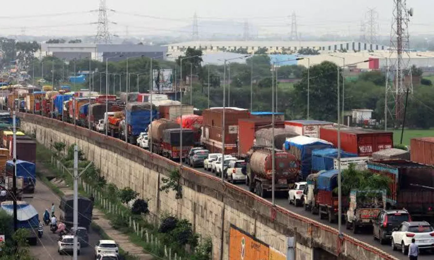 इंदौर-देवास रोड पर 32 घंटे का जाम: तीन लोगों की मौत, 4 हजार वाहन फंसे