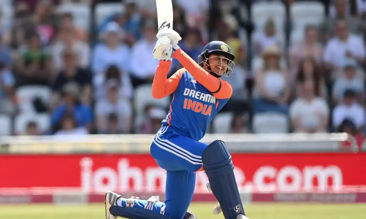 स्मृति मंधाना ने जड़ा शतक