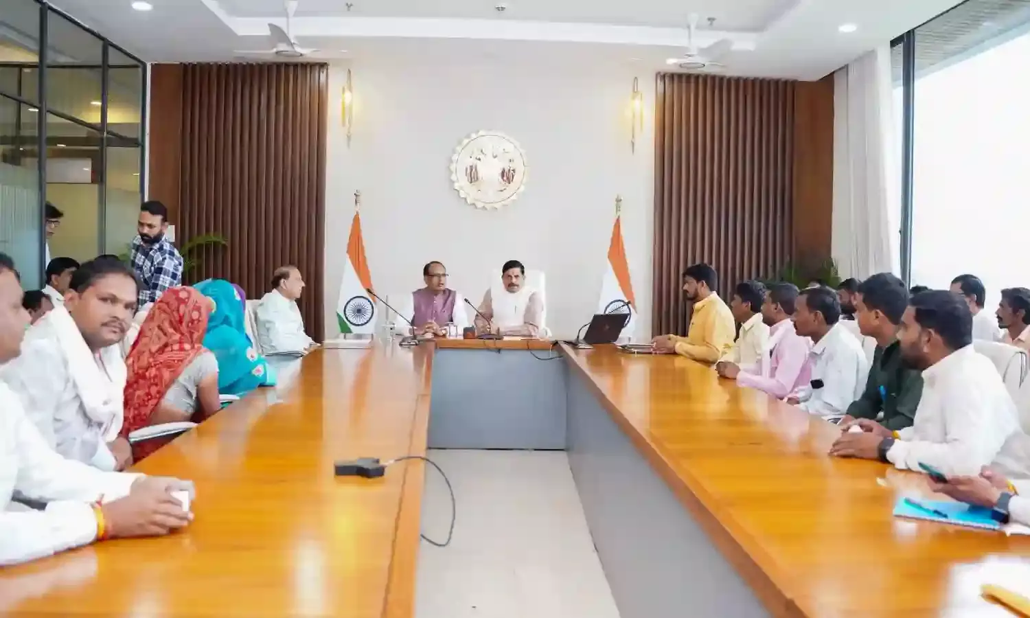 खिवनी अभयारण्य मामले के पीड़ित, केंद्रीय मंत्री शिवराज सिंह चौहान की मौजूदगी में सीएम यादव से मिले