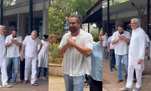 पत्नी शेफाली की अस्थियों को सीने से लगाकर रो पड़े पराग त्यागी, परिवार संग किया अस्थि विसर्जन