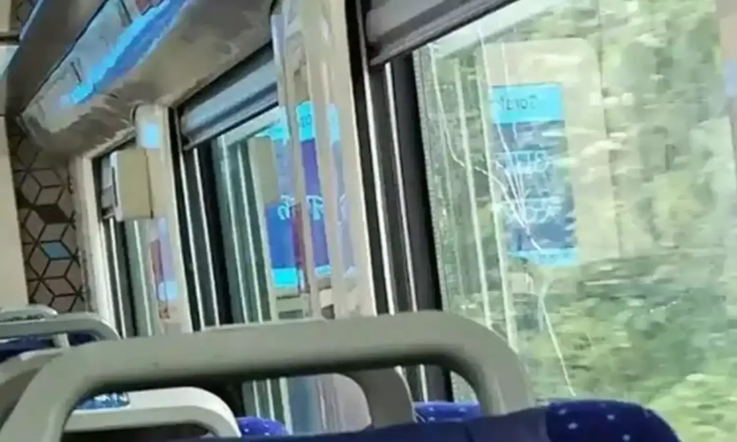 आलमबाग वेस्ट केबिन के पास वंदे भारत ट्रेन पर हुआ पथराव, एक कोच के शीशे हुए क्षतिग्रस्त आलमबाग वेस्ट केबिन के पास वंदे भारत ट्रेन पर हुआ पथराव, एक कोच के शीशे हुए क्षतिग्रस्त