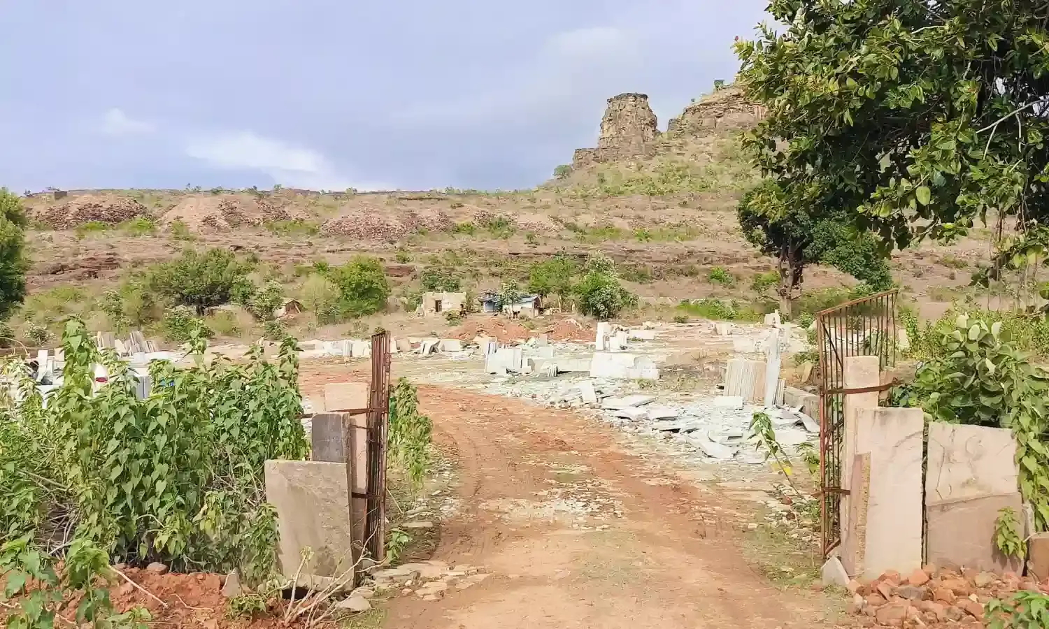 लापरवाह प्रशासनिक अधिकारियों के संरक्षण में पनप रहा पत्थर के अवैध उत्खनन का काला कारोबार
