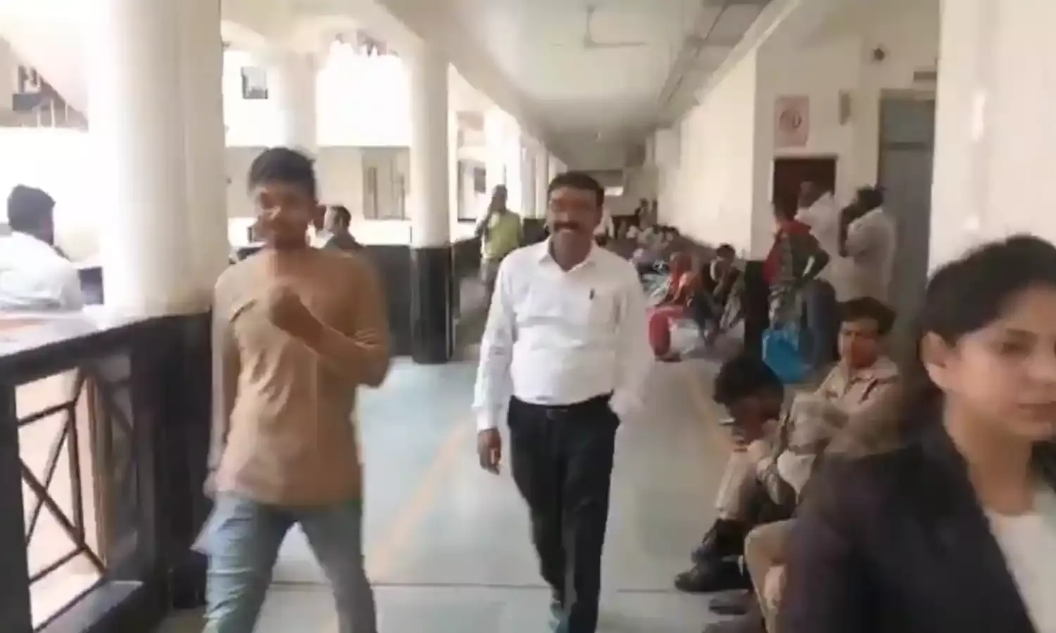 निलंबित तहसीलदार शत्रुघ्न चौहान ने ग्वालियर जिला न्यायालय में किया सरेंडर, महिला ने लगाया था रेप का आरोप निलंबित तहसीलदार शत्रुघ्न चौहान ने ग्वालियर जिला न्यायालय में किया सरेंडर, महिला ने लगाया था रेप का आरोप