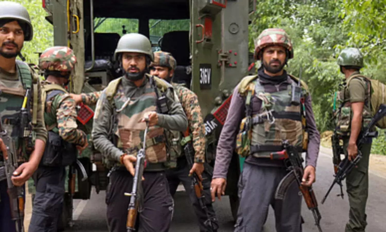 किश्तवाड़ में सेना और आतंकियों के बीच मुठभेड़, 3 आतंकी घेरे में; ऑपरेशन जारी